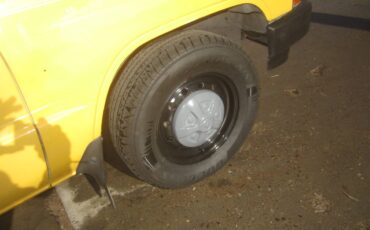 Hilux-toyota-pickup-1986-yellow-4