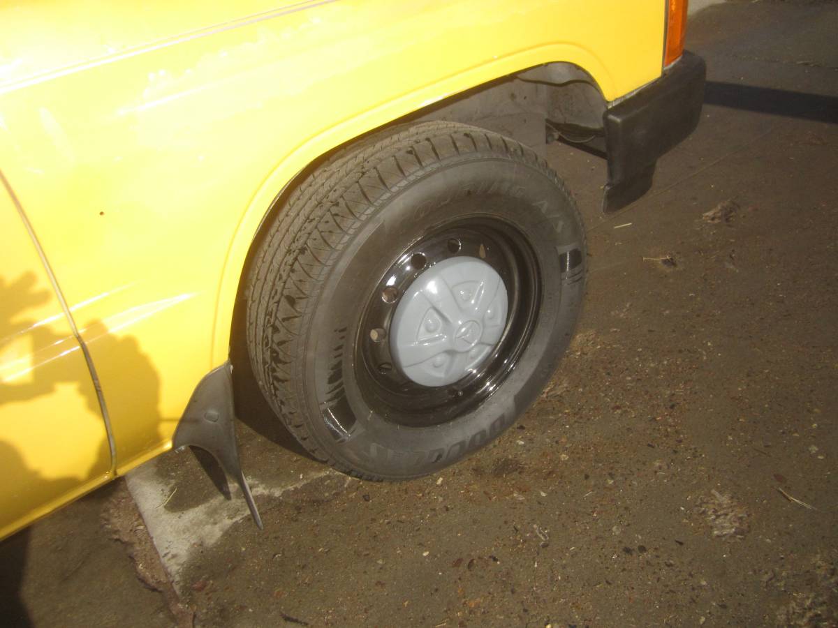 Hilux-toyota-pickup-1986-yellow-4