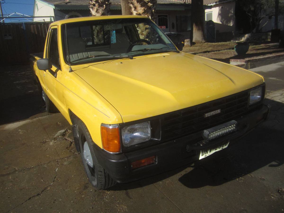 Hilux-toyota-pickup-1986-yellow-9