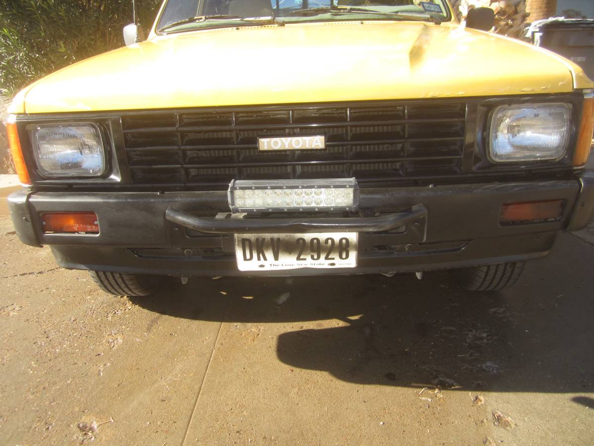 Hilux-toyota-pickup-1986-yellow