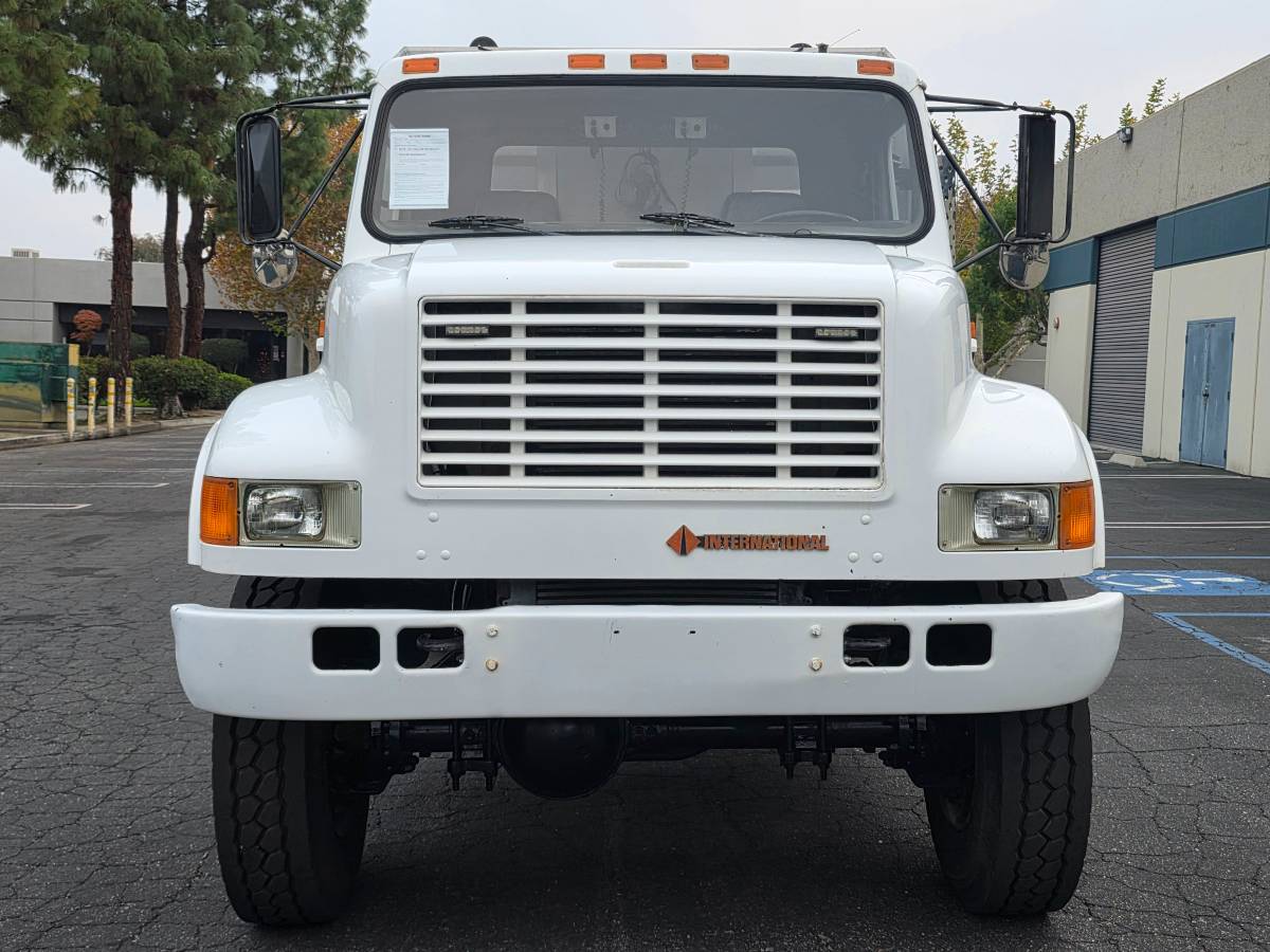 International-4900-diesel-1990-white-3