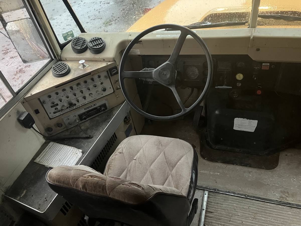 International-dt466-diesel-1989-yellow-1