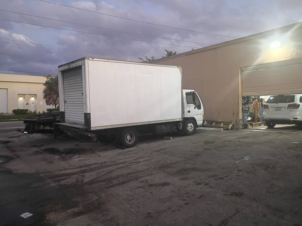 Isuzu-npr-diesel-1995-white