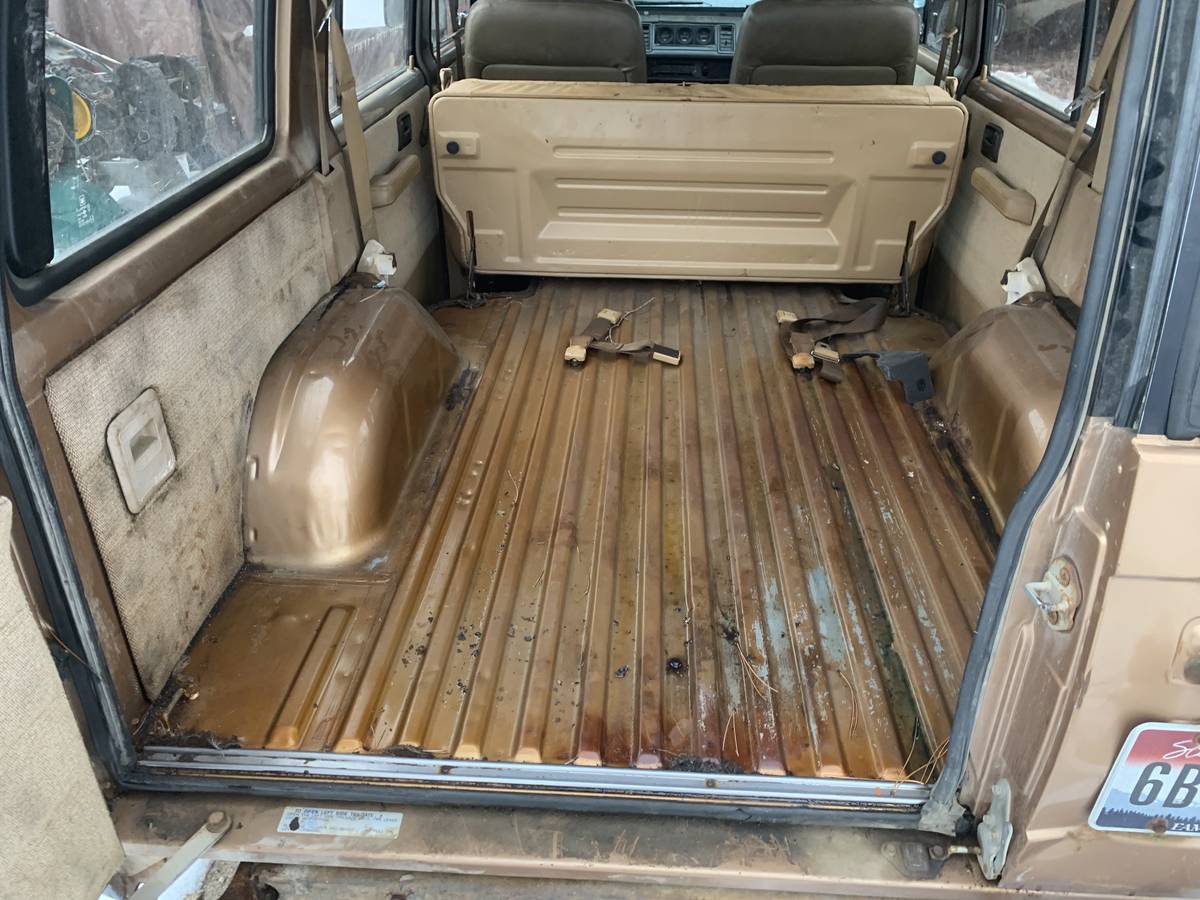 Isuzu-trooper-1986-brown-17