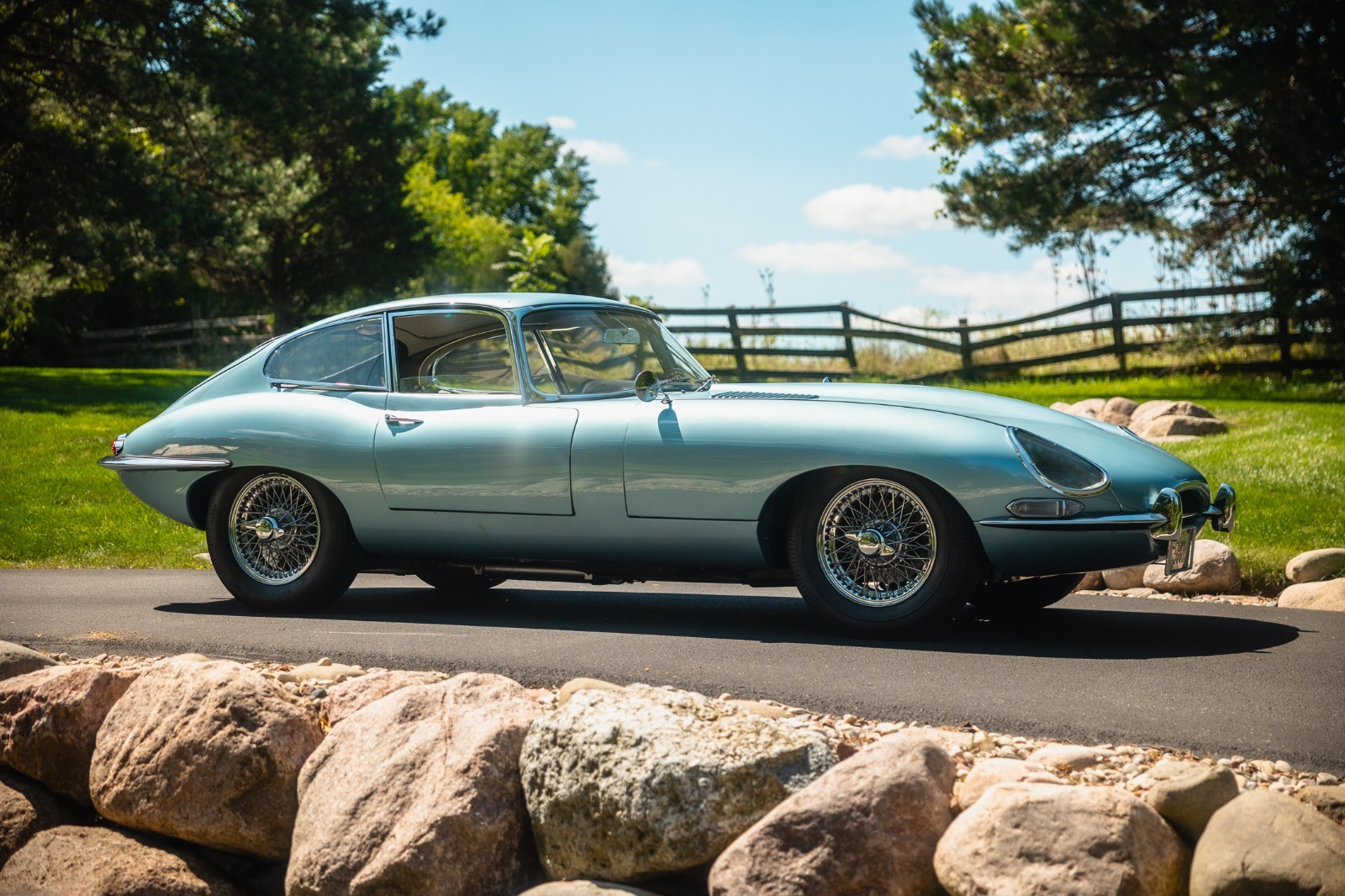 Jaguar-E-Type-1965-Coupe-1