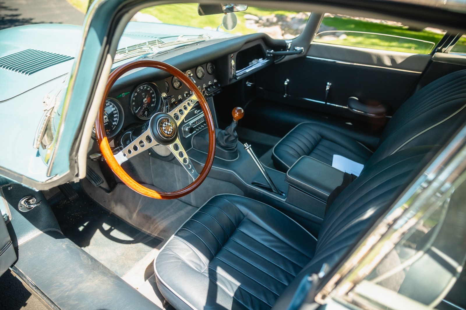 Jaguar-E-Type-1965-Coupe-10