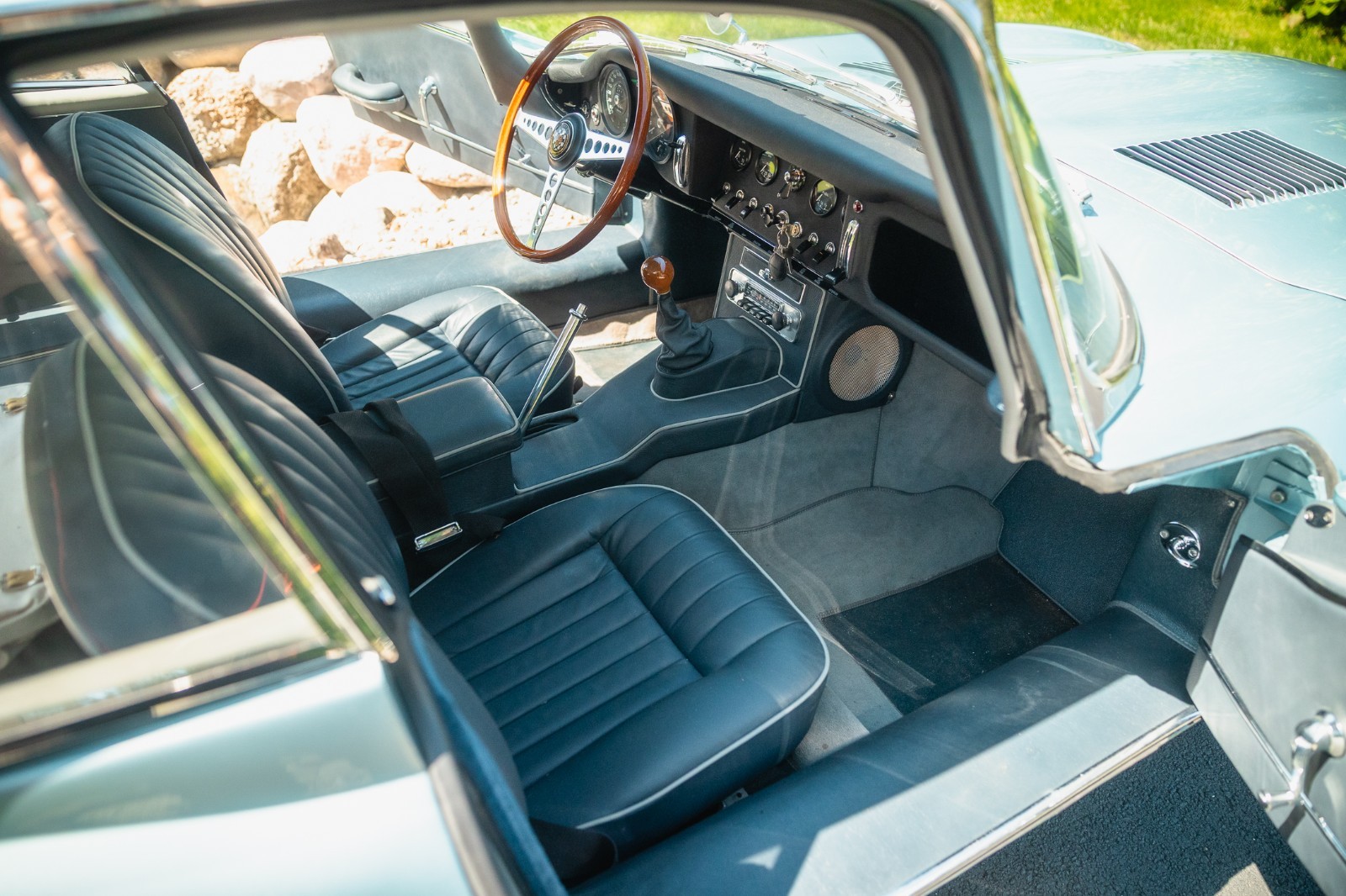 Jaguar-E-Type-1965-Coupe-11