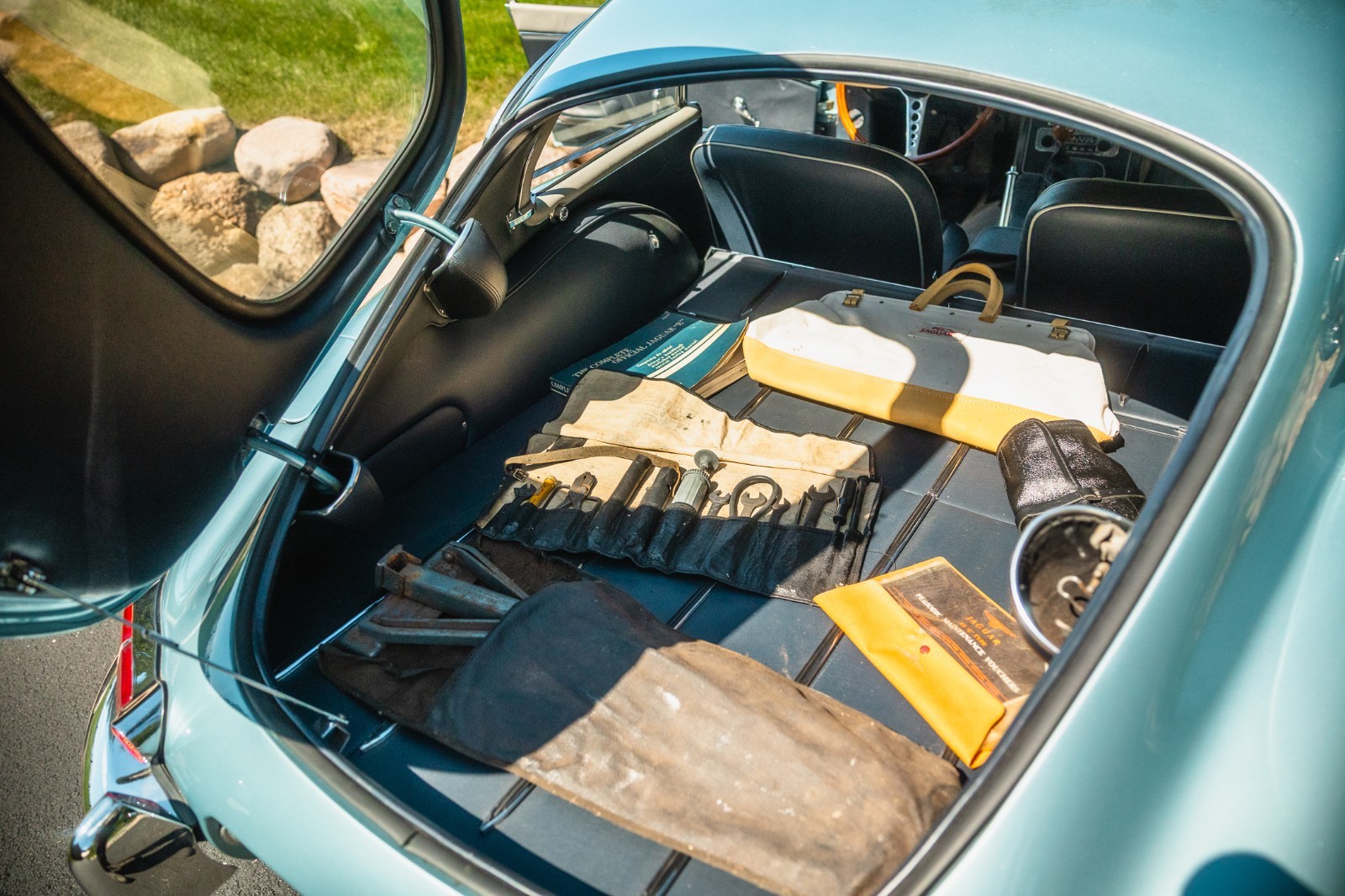 Jaguar-E-Type-1965-Coupe-12