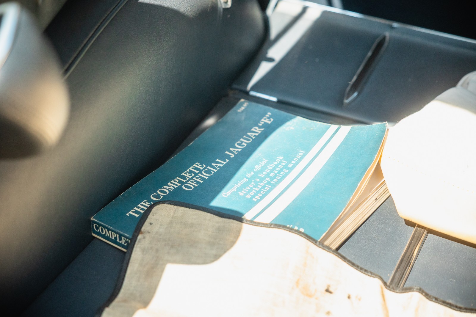 Jaguar-E-Type-1965-Coupe-16