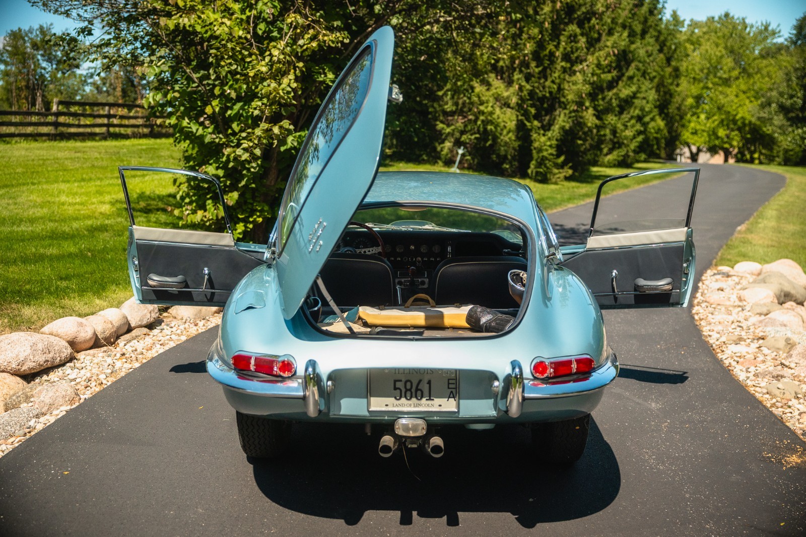 Jaguar-E-Type-1965-Coupe-18