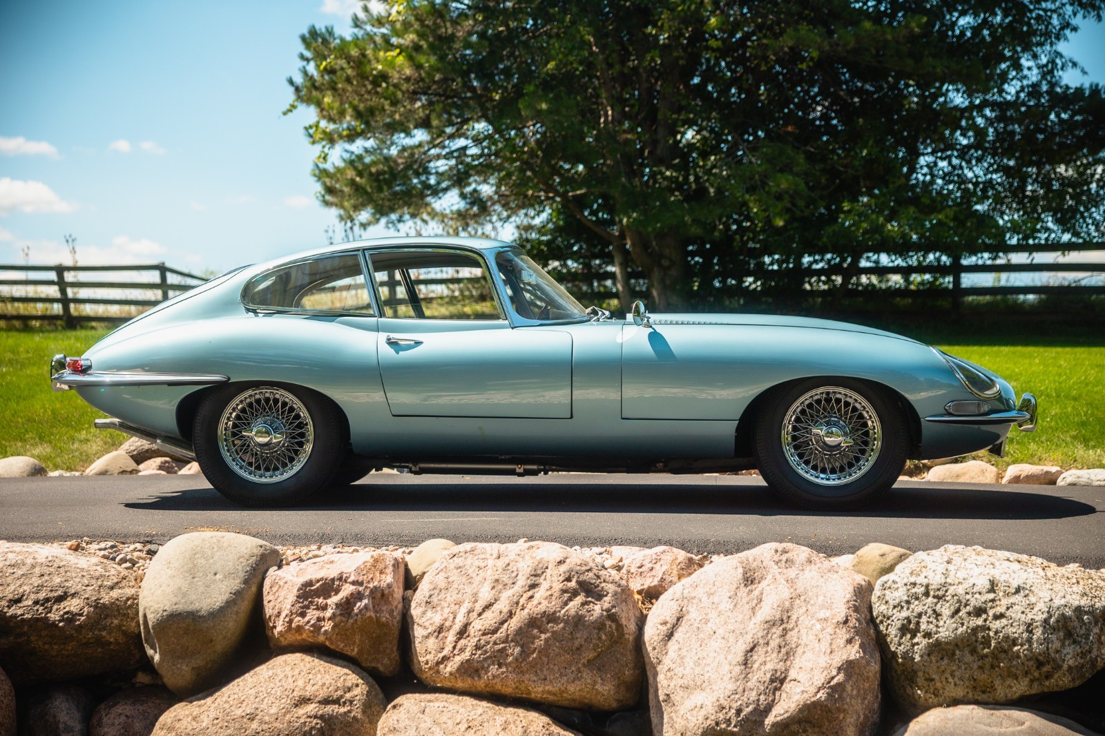 Jaguar-E-Type-1965-Coupe-2