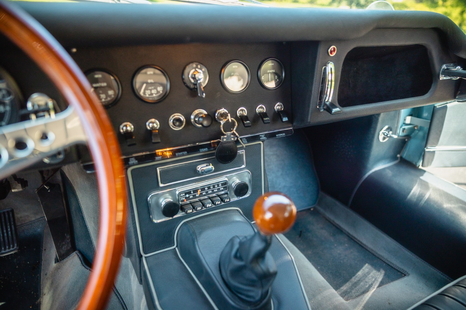 Jaguar-E-Type-1965-Coupe-20
