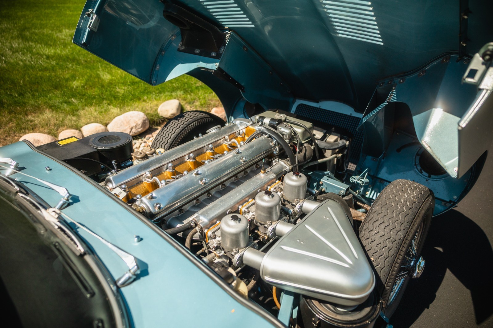 Jaguar-E-Type-1965-Coupe-22