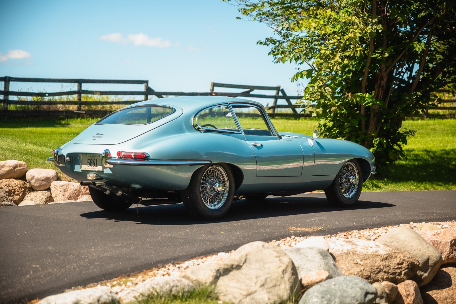 Jaguar-E-Type-1965-Coupe-4