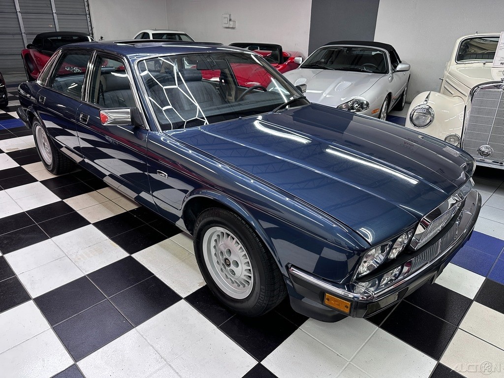 Jaguar-XJ-1988-Sedan-1
