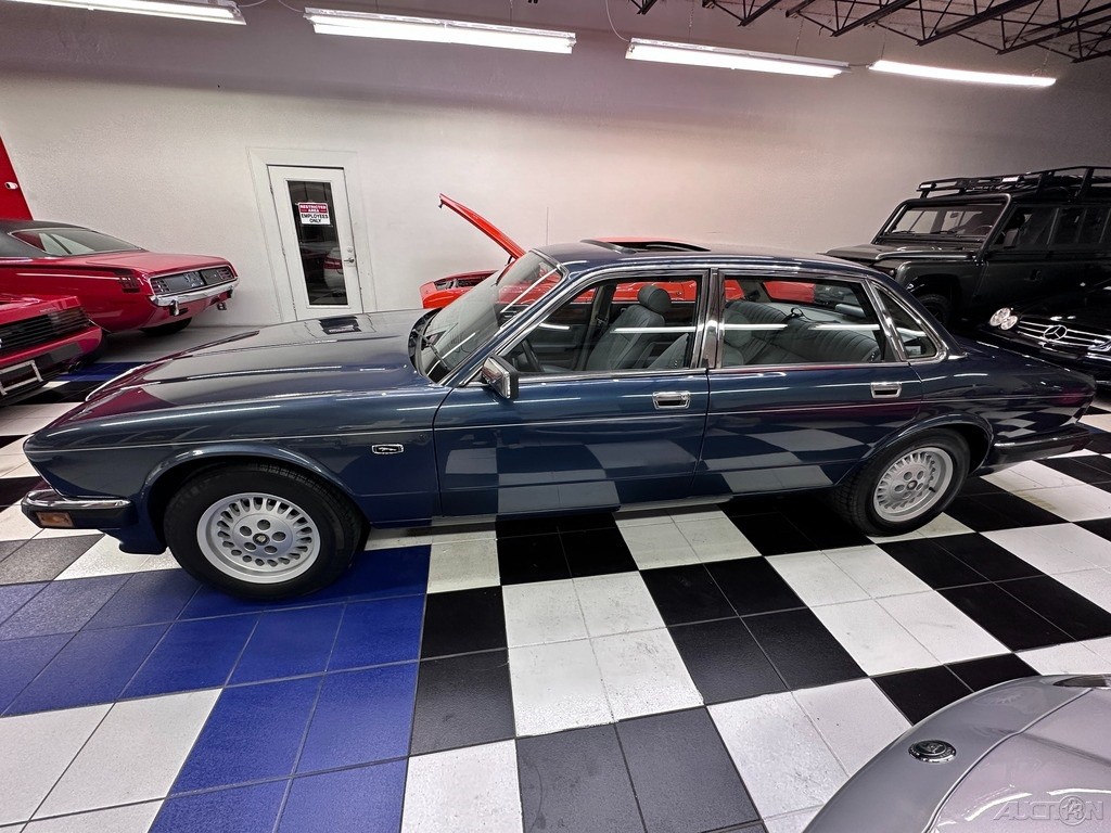 Jaguar-XJ-1988-Sedan-11