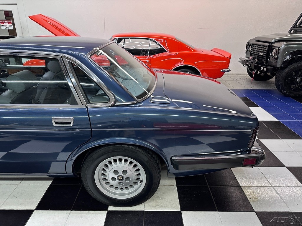 Jaguar-XJ-1988-Sedan-13