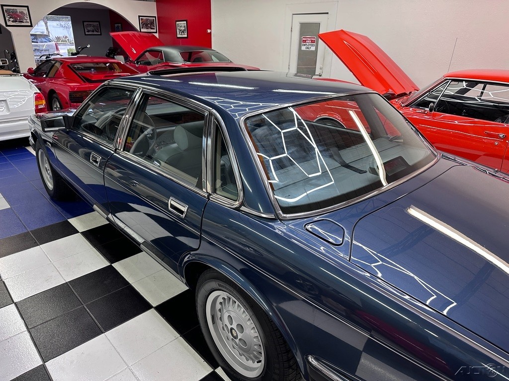 Jaguar-XJ-1988-Sedan-15