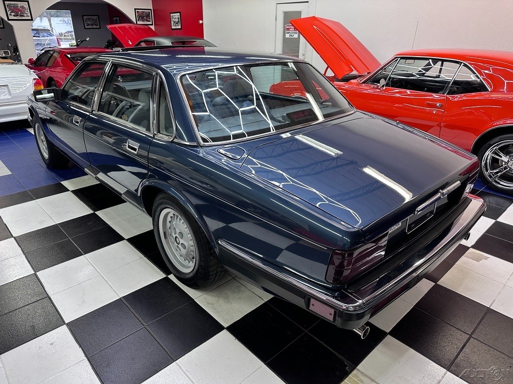 Jaguar-XJ-1988-Sedan-16
