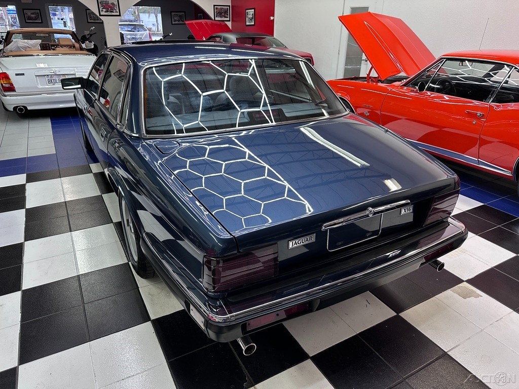 Jaguar-XJ-1988-Sedan-17