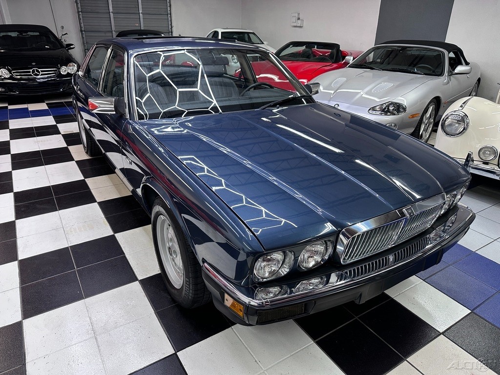 Jaguar-XJ-1988-Sedan-2