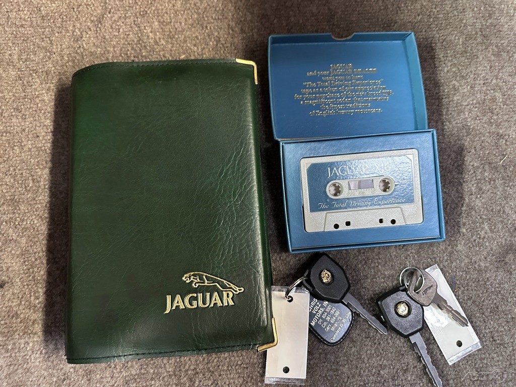 Jaguar-XJ-1988-Sedan-23