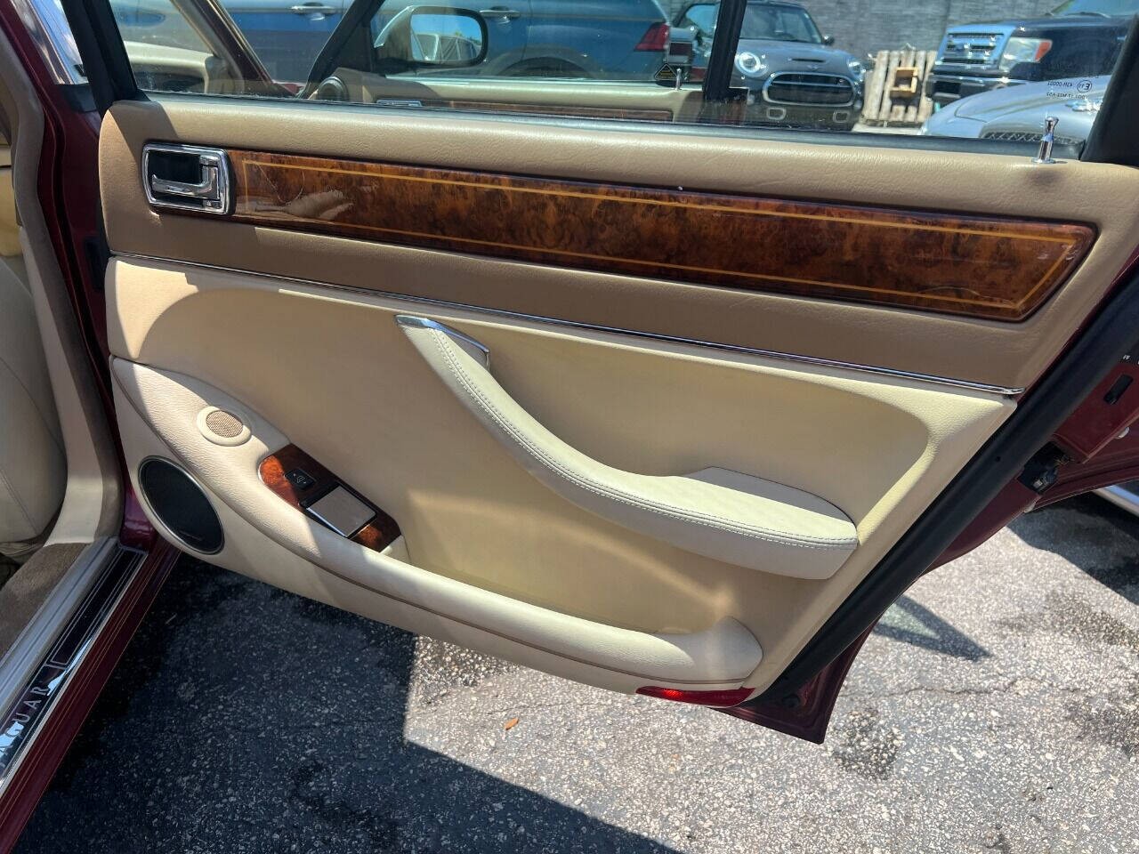 Jaguar-XJ12-1996-Sedan-13