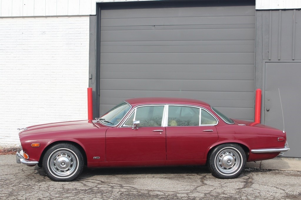 Jaguar-XJ6-1972-Sedan-10