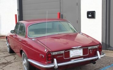 Jaguar-XJ6-1972-Sedan-2