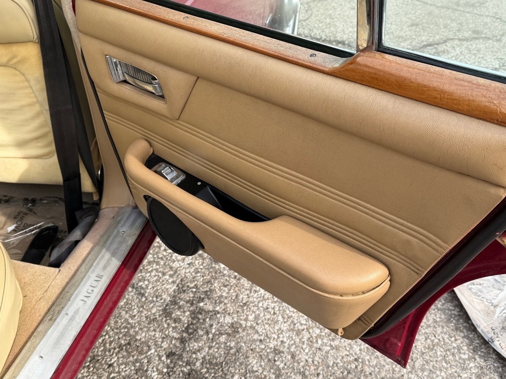Jaguar-XJ6-1972-Sedan-20
