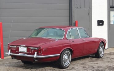 Jaguar-XJ6-1972-Sedan-4