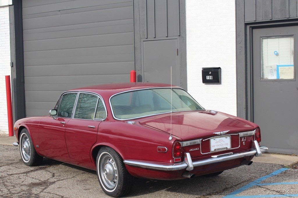 Jaguar-XJ6-1972-Sedan-5