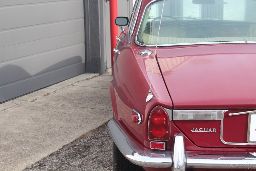 Jaguar-XJ6-1972-Sedan-9