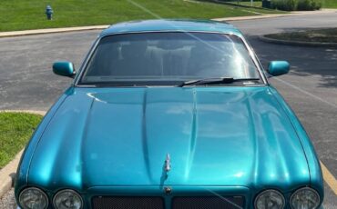 Jaguar-XJR-1995-Sedan-1