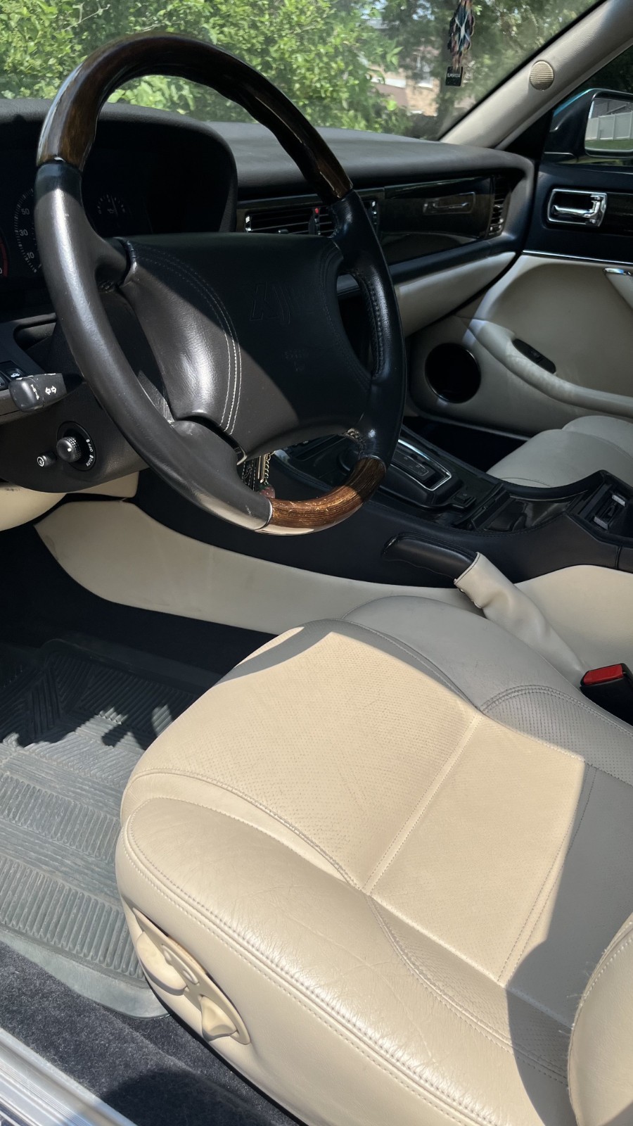 Jaguar-XJR-1995-Sedan-16