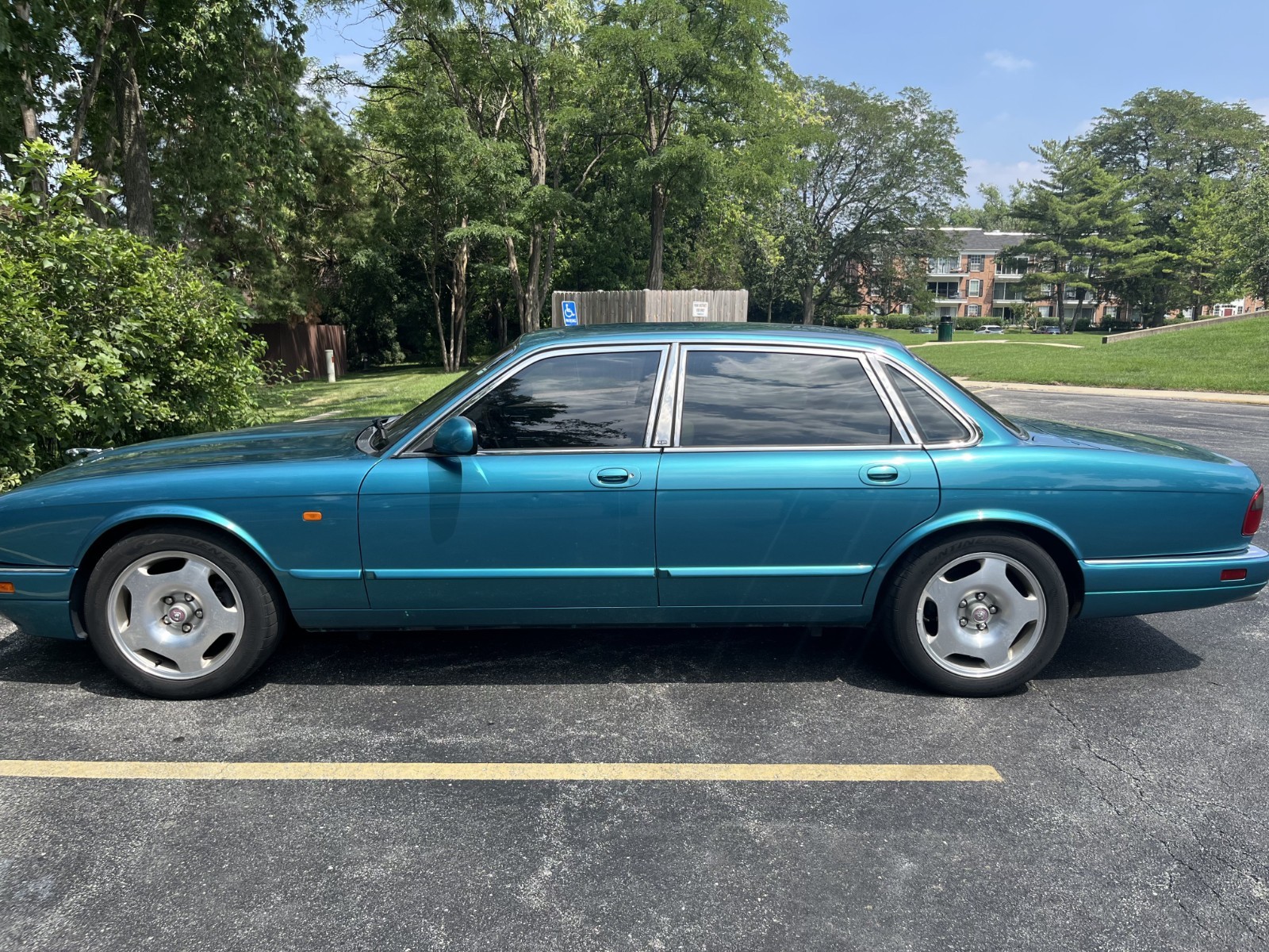 Jaguar-XJR-1995-Sedan-3