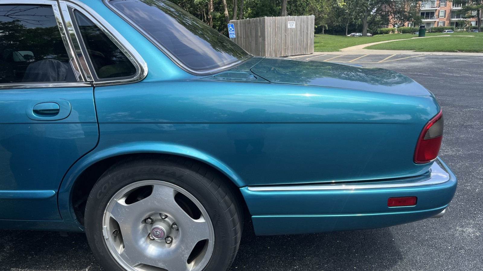 Jaguar-XJR-1995-Sedan-7