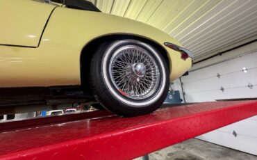 Jaguar-XK-1974-Convertible-10