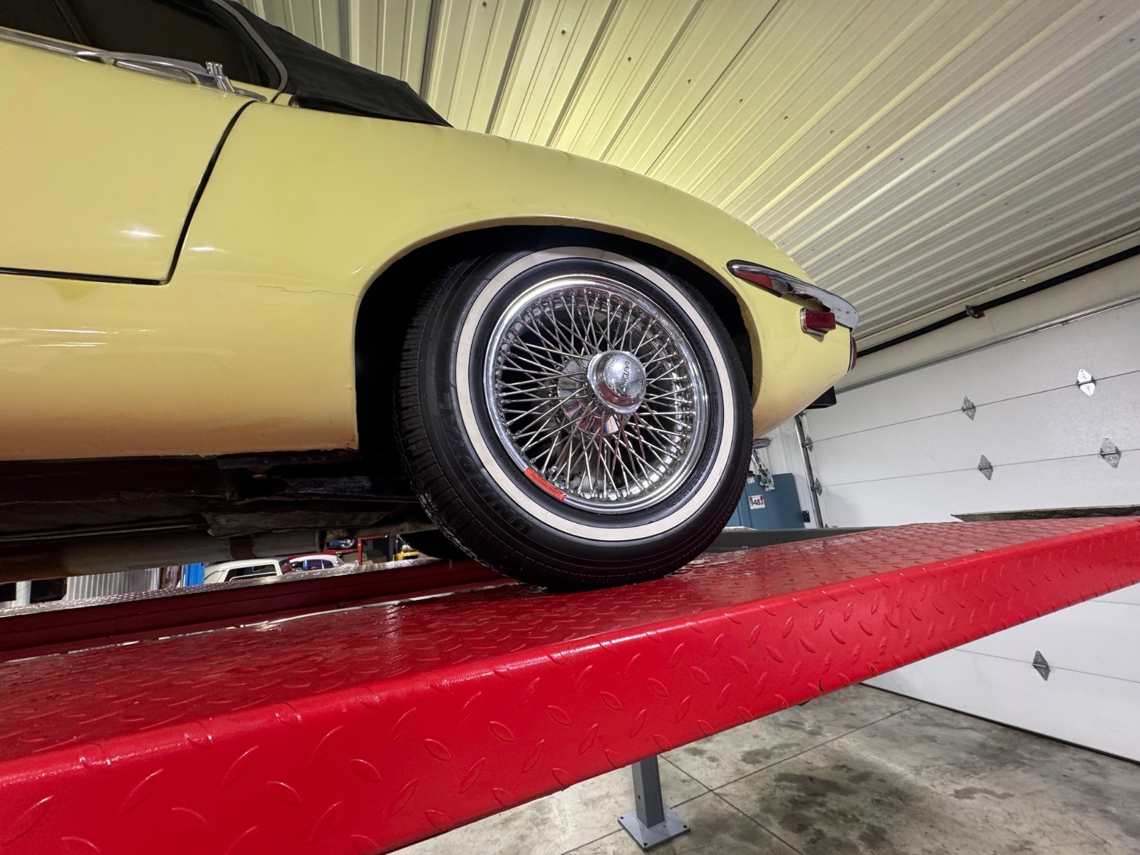 Jaguar-XK-1974-Convertible-10