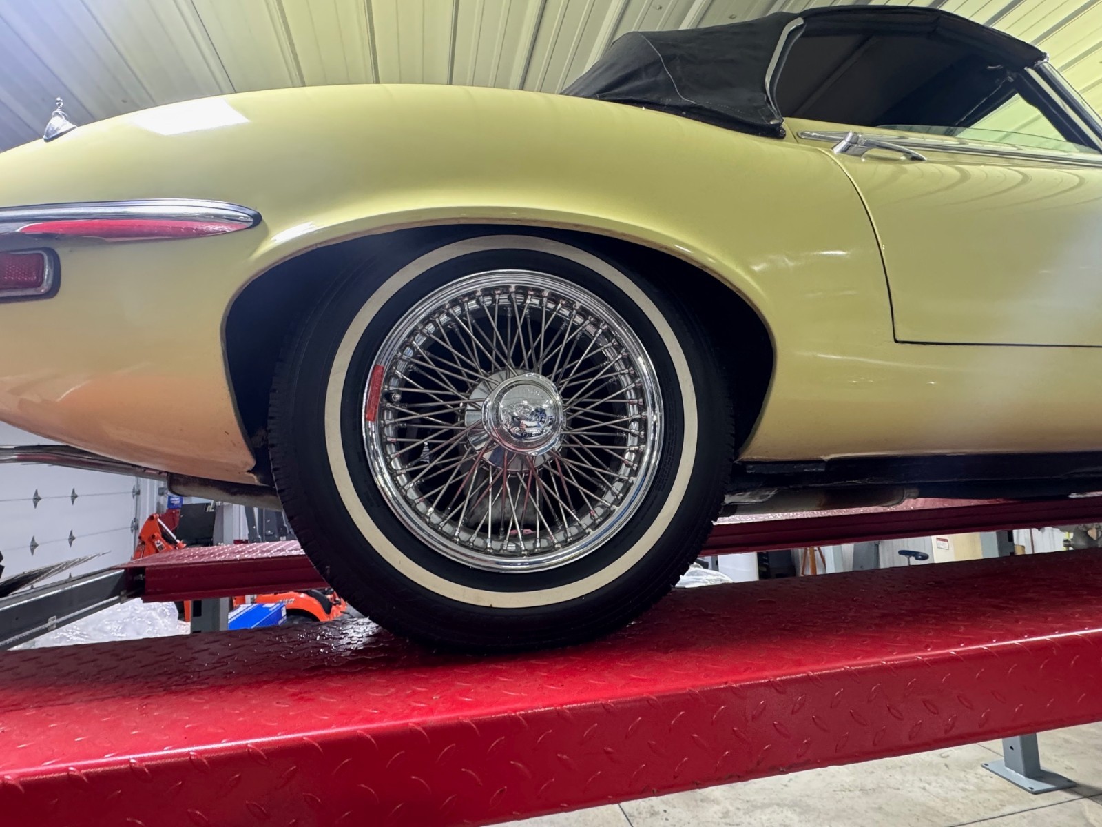 Jaguar-XK-1974-Convertible-11