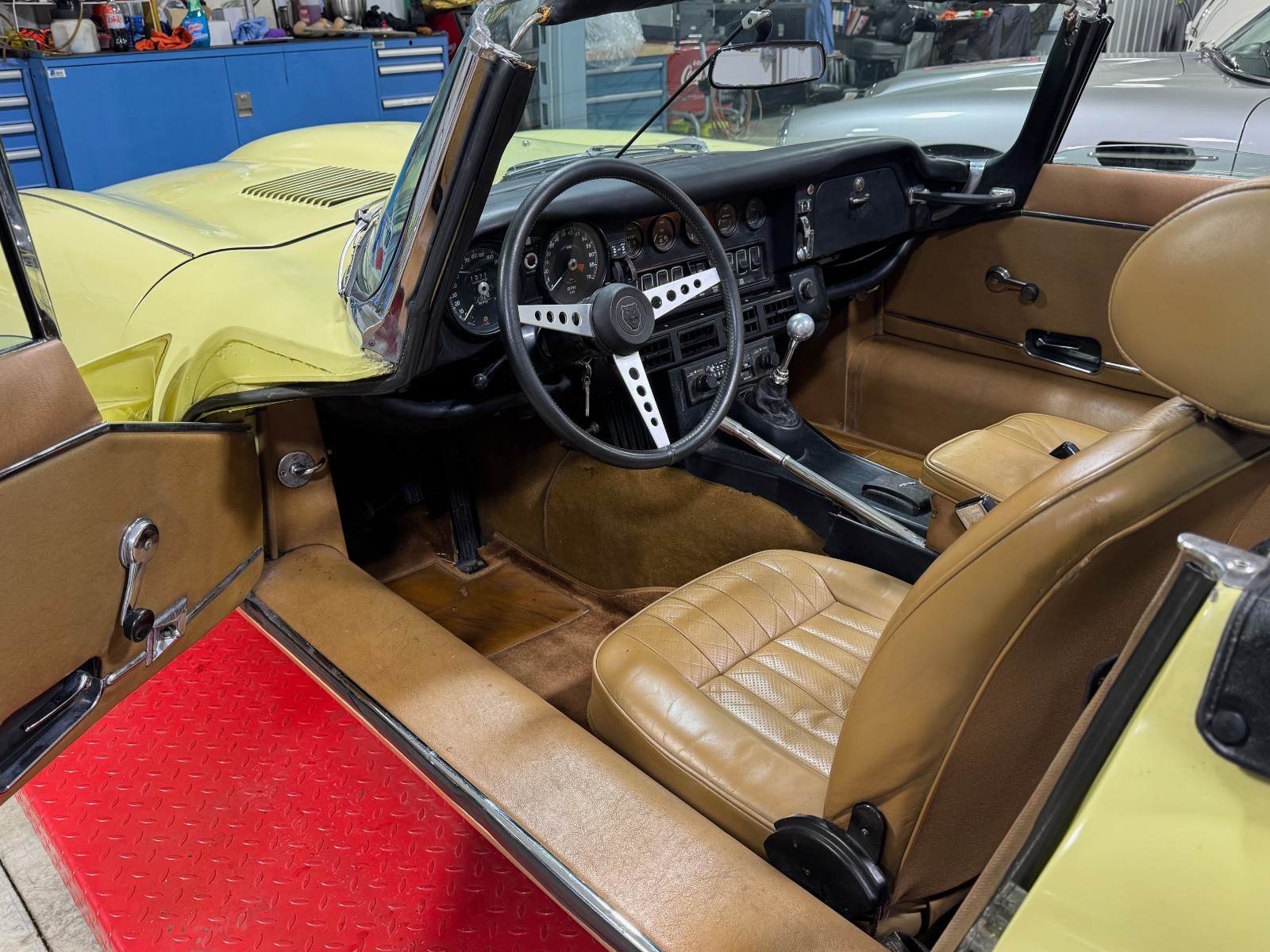 Jaguar-XK-1974-Convertible-14