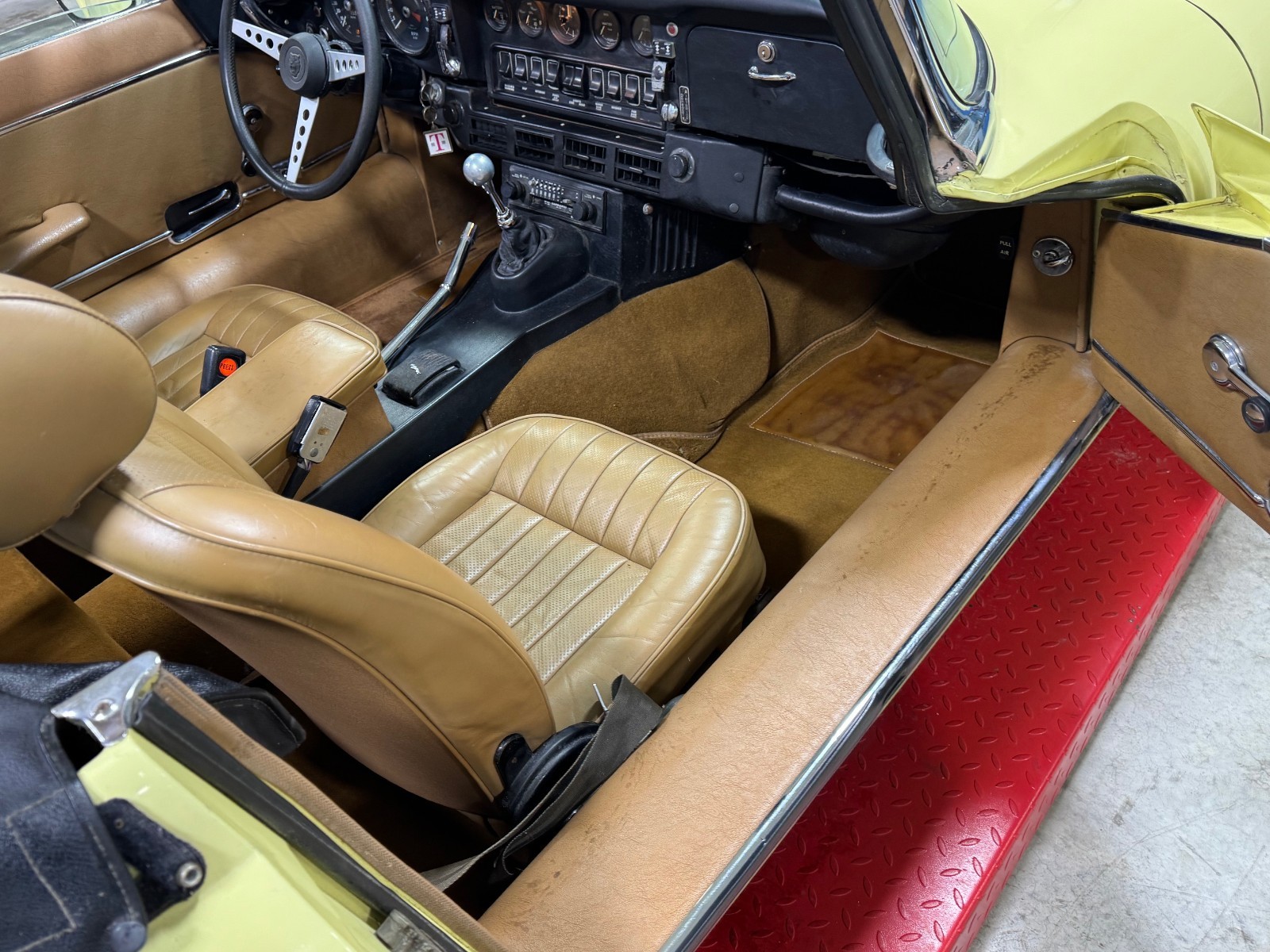 Jaguar-XK-1974-Convertible-15