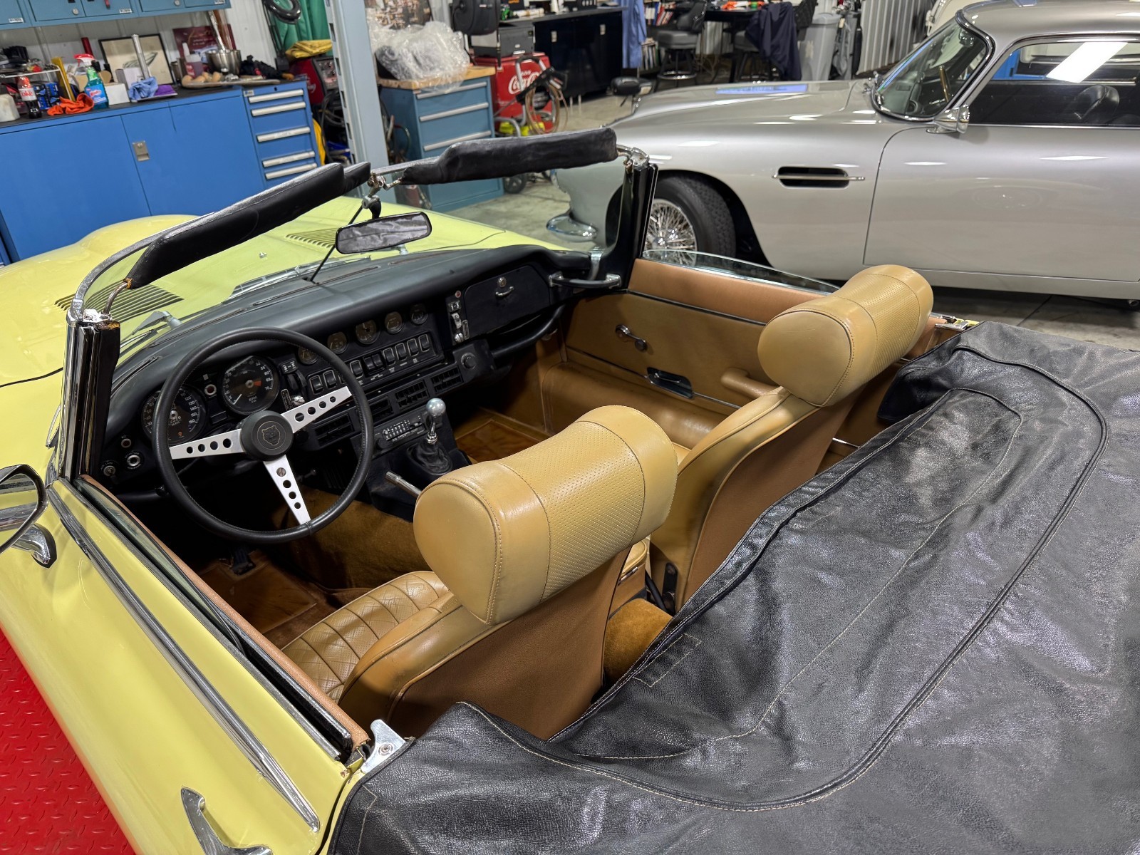 Jaguar-XK-1974-Convertible-17