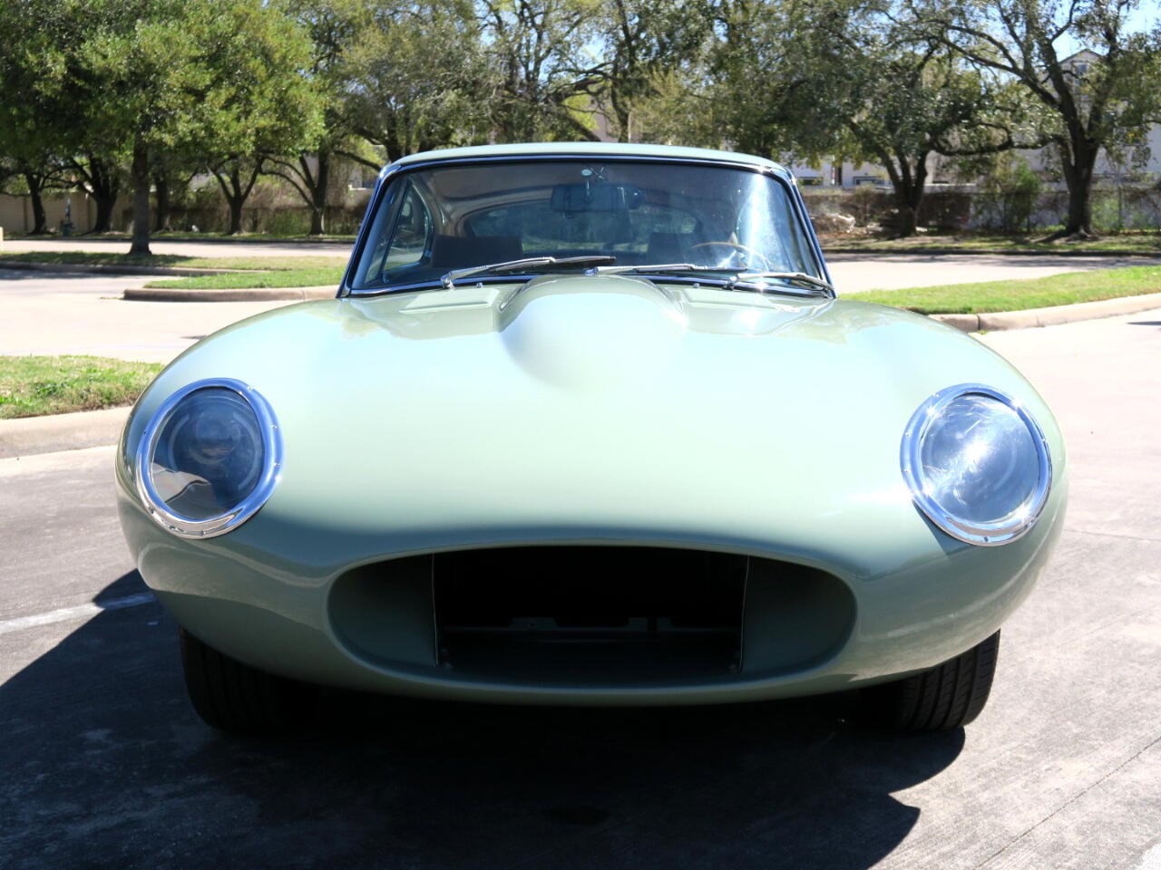 Jaguar-XKE-1971-Classic-Car-4