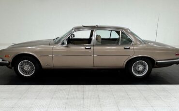 Jaguar-Xj6-1986-Antelope-Metallic-Doeskin-45