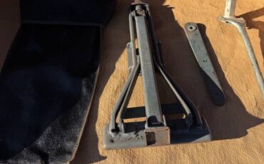 Jaguar-e-type-1971-9