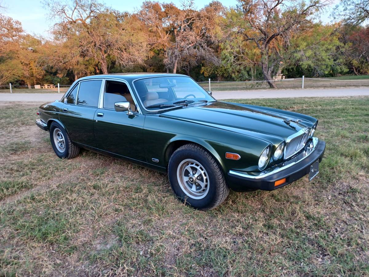 Jaguar-xj6-1982-16