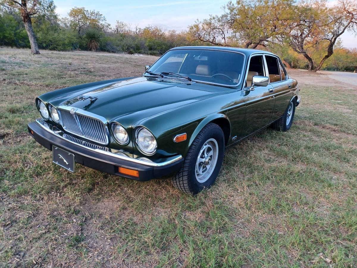 Jaguar-xj6-1982-17