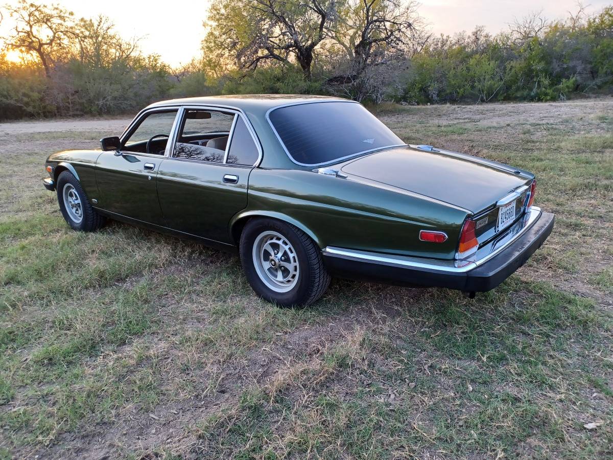 Jaguar-xj6-1982-19