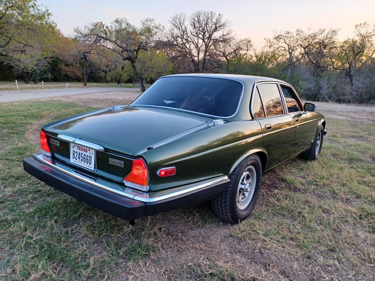 Jaguar-xj6-1982-22